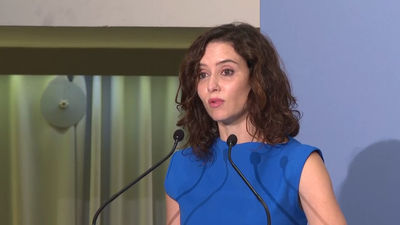 Ayuso recibe un ejemplar de la Memoria 2021 del TSJM