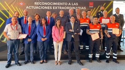 Metro de Madrid reconoce a sus 'héroes', trabajadores que sofocaron incendios, recuperaron infartos y asistieron partos