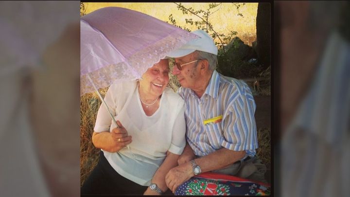 Benjamín y María Dolores, sentados en su banco / Telemadrid