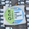 Greenpeace lanza una pancarta con forma de etiqueta de la DGT sobre vehículos para denunciar el 'ECO tongo