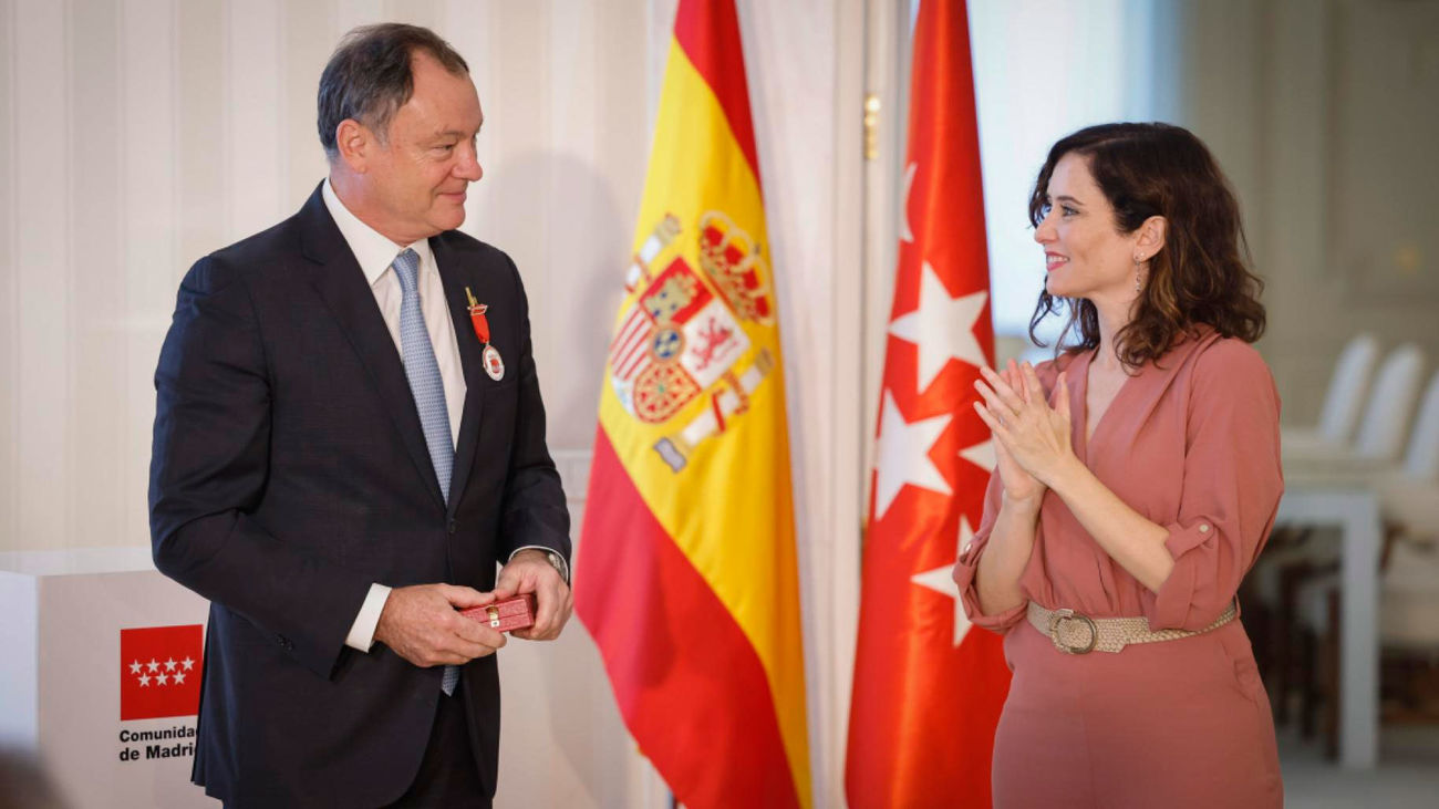 Ayuso entrega la Medalla de Plata de la Comunidad a López Alegría, primer astronauta español que viajó al espacio