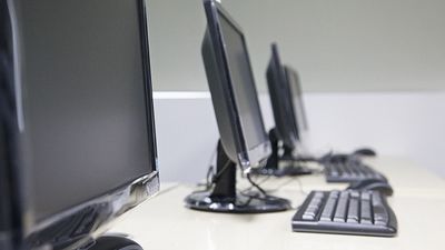 La Comunidad de Madrid digitalizará más de 8.100 aulas con la compra de pantallas, ordenadores y tabletas