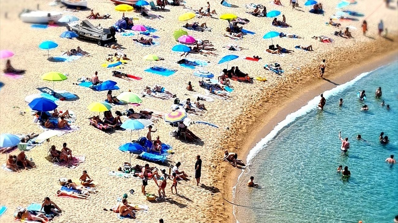 Más de 220 fotografías componen una exposición sobre el verano, la infancia y el mar en El Retiro