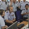El rey visita el Centro de Control de la base de Torrejón y conversa con un piloto de un F-18