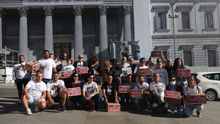 Familiares de víctimas de violencia vial a las puertas del Congreso de los Diputados / Europa Press