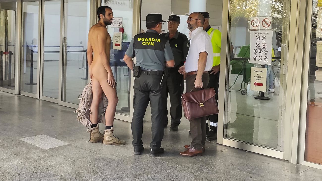 Intenta entrar desnudo al juzgado en Valencia
