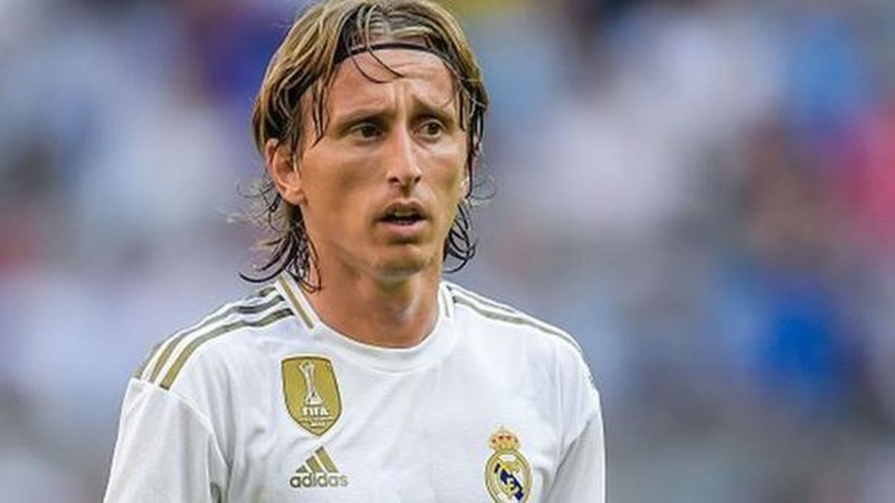 Modric regresa lesionado de Croacia