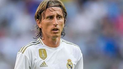 Modric regresa lesionado de Croacia