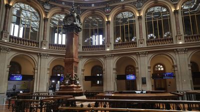 El Ibex 35 cae un 0,07% y pierde los 8.700 puntos