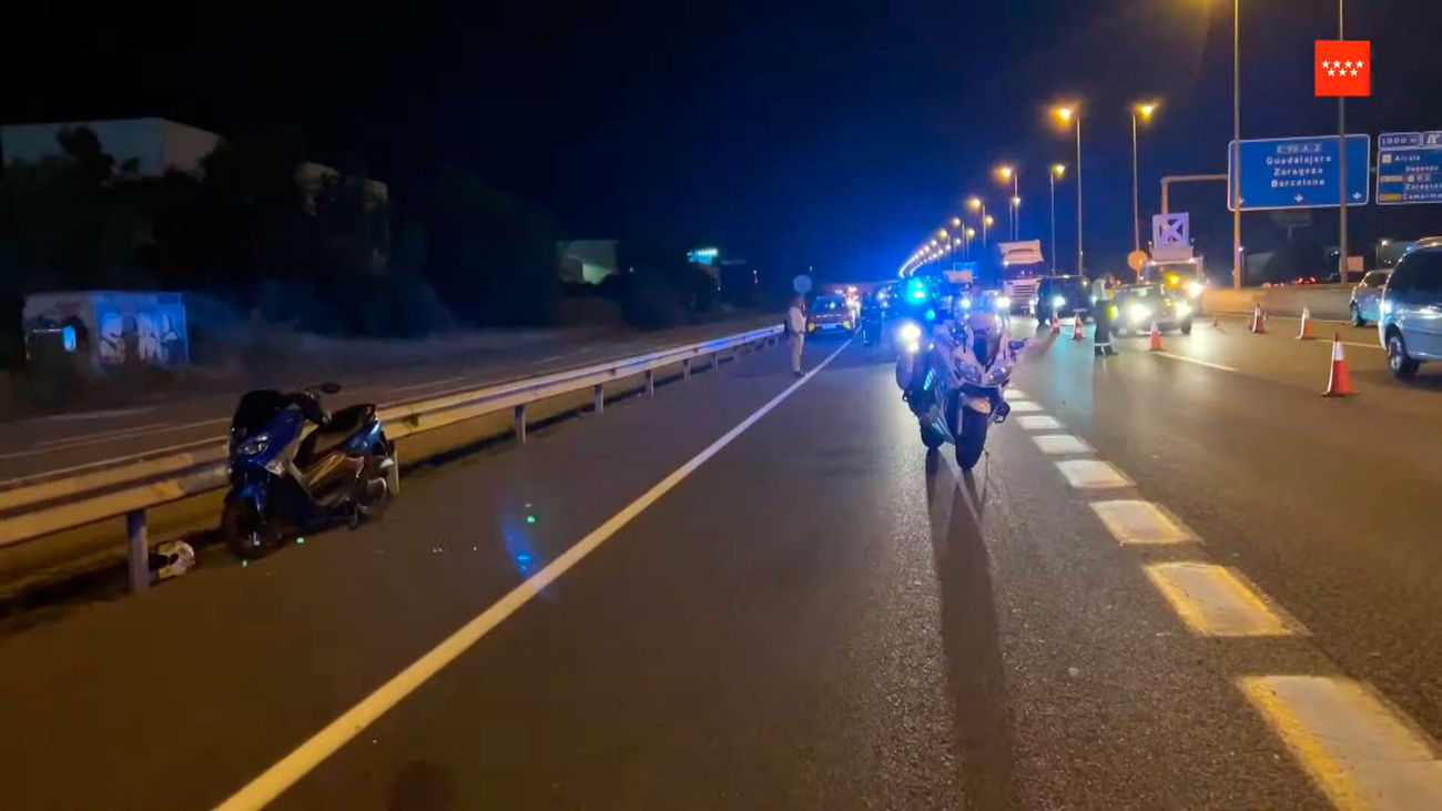 Muere un motorista al ser arrollado por un camión en la A-2, tras chocar con un turismo