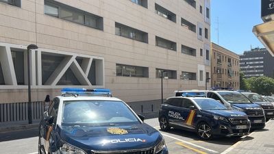 La Policía Nacional amplía su armamento con 20.000 porras, 39.000 pelotas de caucho y 10.000 espráis