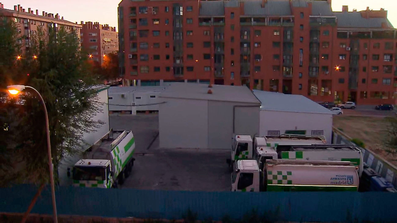 Ruidos, malos olores, atascos... el infierno de vivir junto a un cantón de limpieza en San Blas