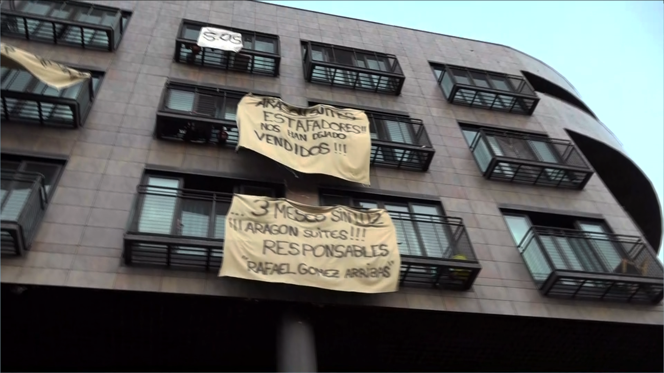 Aguas fecales, intentos de okupación y generadores para la luz en un edificio de Barajas