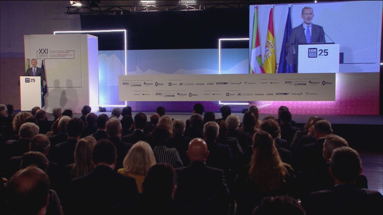 El rey pide a los directivos "cooperación para bien de todos" ante la crisis