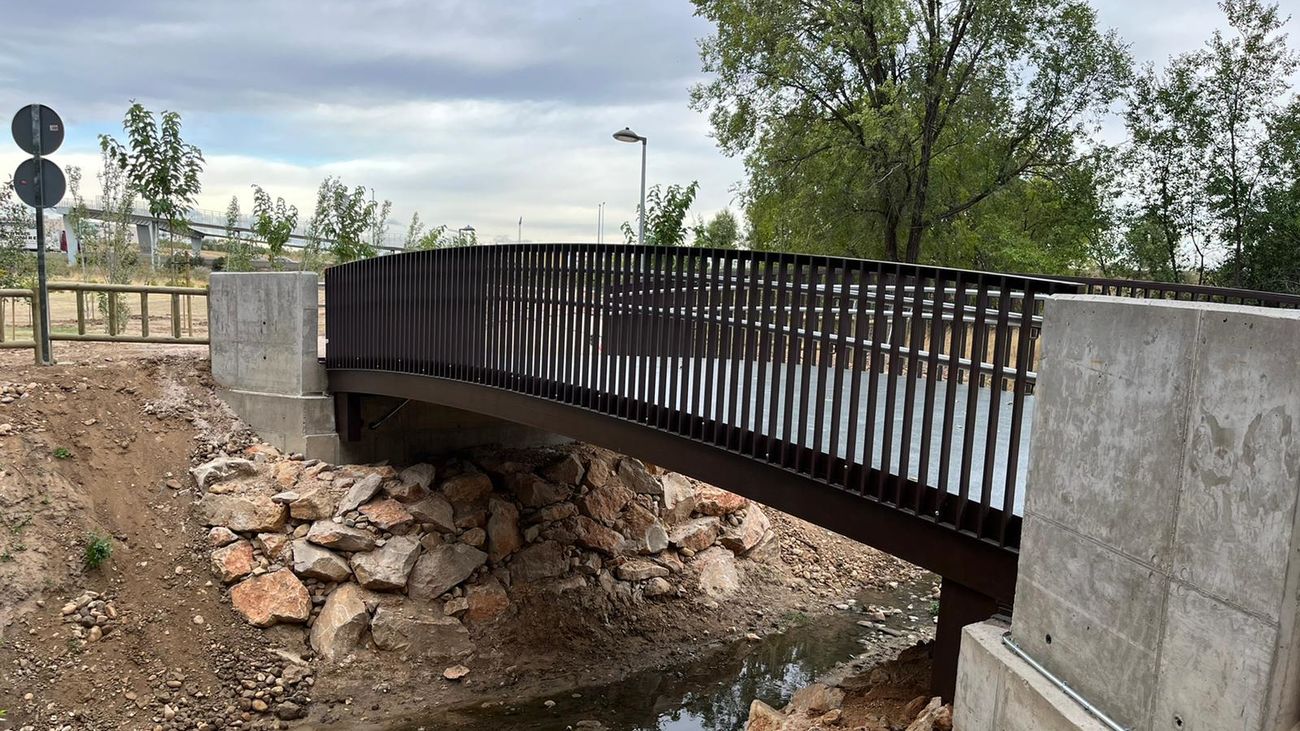 Una nueva pasarela salva el arroyo Camarmilla de Alcalá de Henares