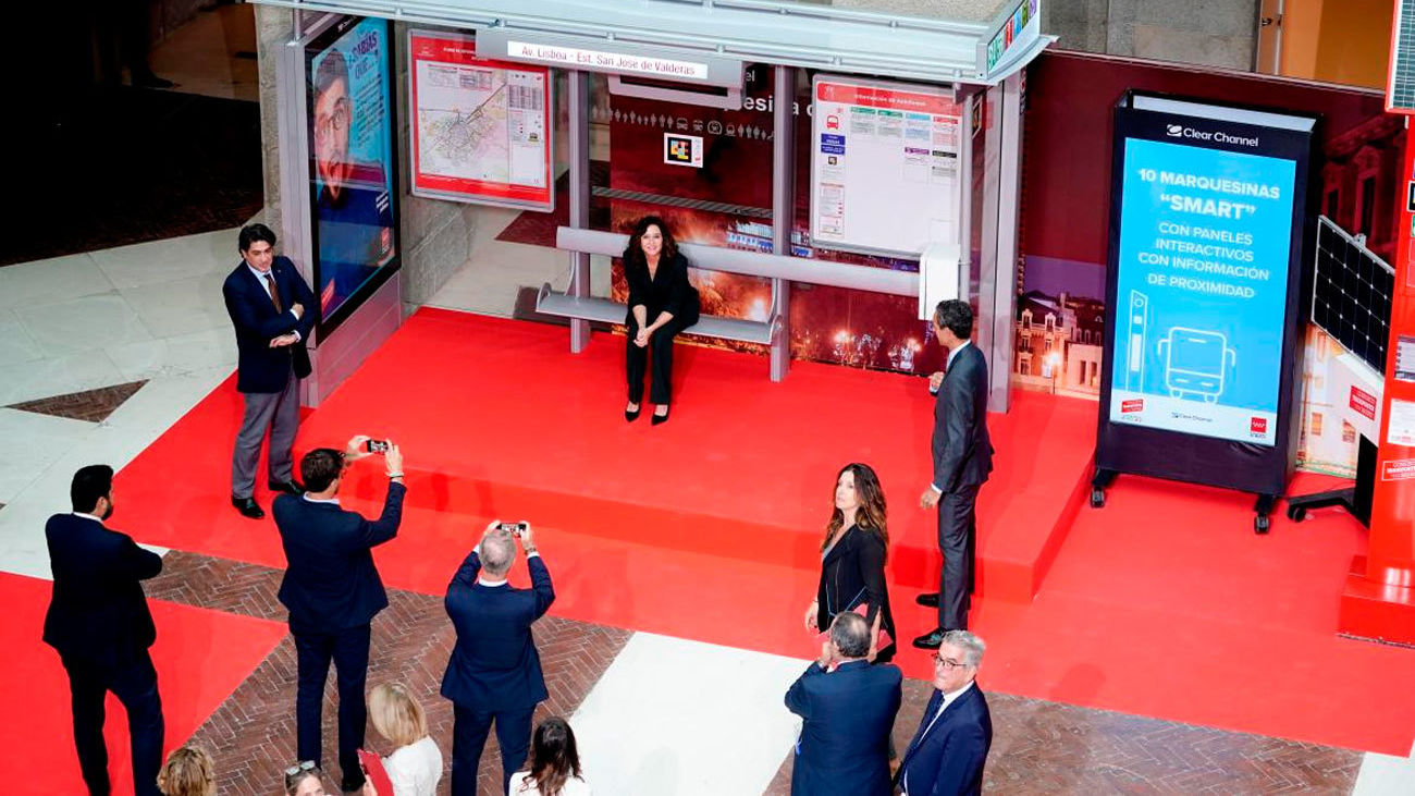 Díaz Ayuso presenta una de las nuevas marquesinas dotadas de inteligencia artificial