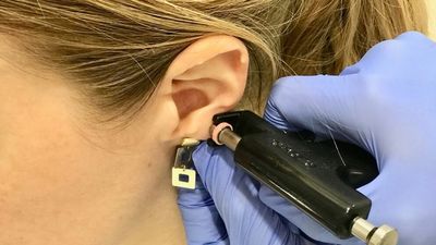 Las farmacias de Madrid tendrán un distintivo para poder perforar el lóbulo de la oreja