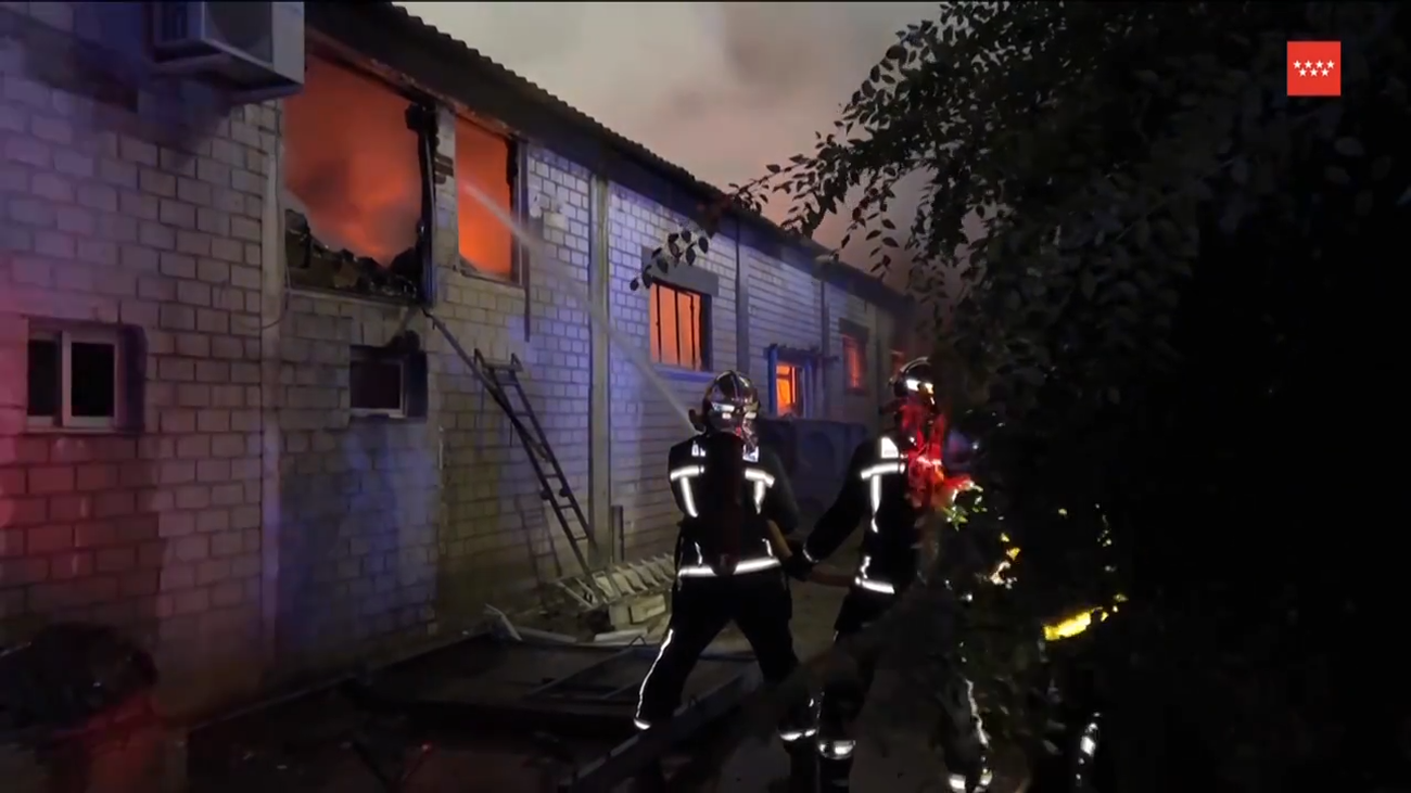 Arde una nave de madera y chatarra en Paracuellos de Jarama
