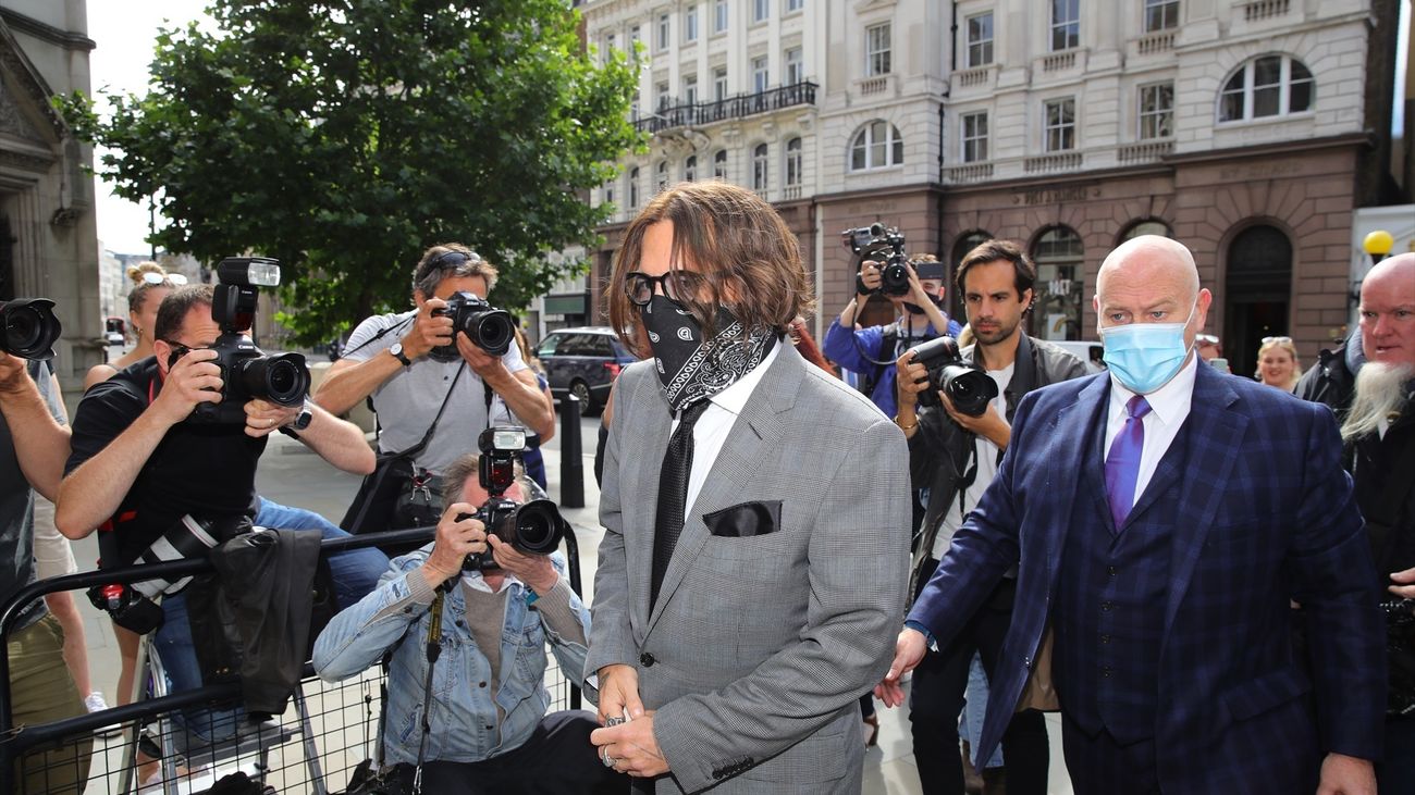 Johnny Depp entrando al juicio en Londres