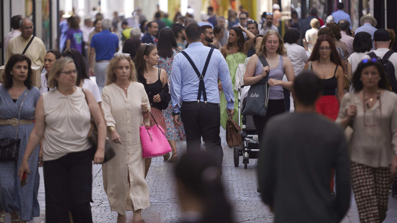 Las nuevas normas de limpieza en Madrid: hasta 1.500 euros de multa por escupir en la calle