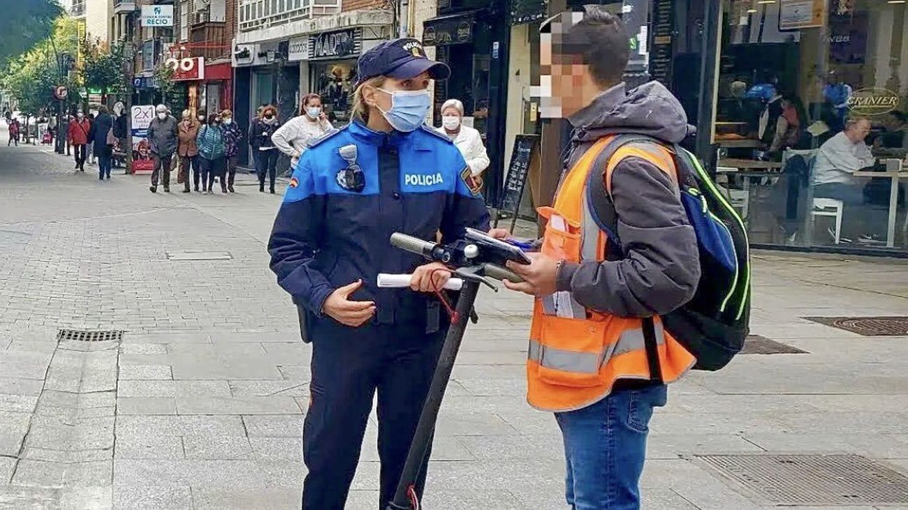 Policía Local de Alcorcón con un usuario de patinete