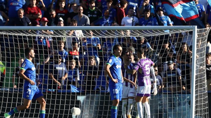 Jugadores del Valladolid celebran la parada de Jordi Masip tras el lanzamiento de penalti de Enes Unal / EUROPA PRESS