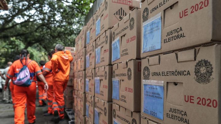 Empleados de la Empresa de Limpieza Urbana cargan las urnas a repartir en los colegios electorales / EFE