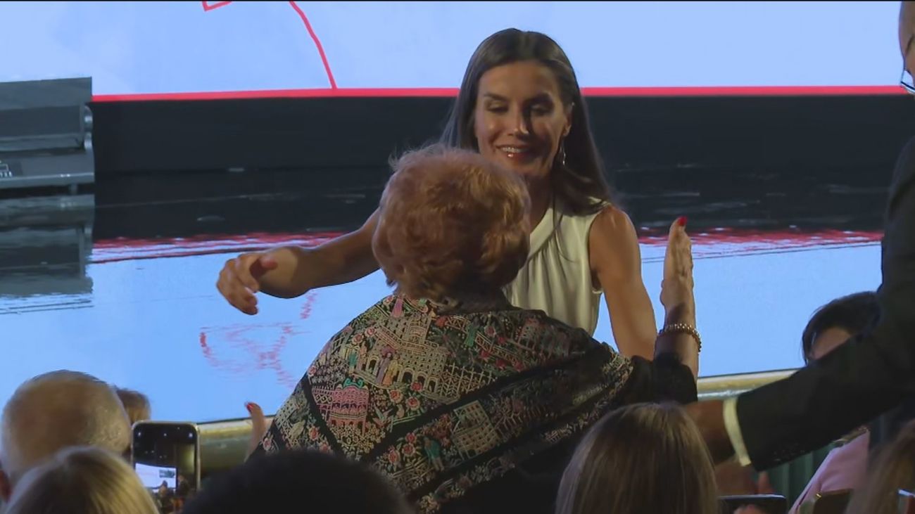 Cómo fue el abrazo entre la Reina y Maruja, la mujer de 91 años que lucha contra la soledad