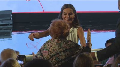 Cómo fue el abrazo entre la Reina y Maruja, la mujer de 91 años que lucha contra la soledad