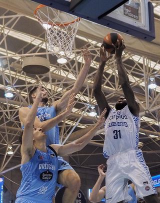 El jugador del Baloncesto Fuenlabrada Christian Eyenga (d) entra a canasta ante Toni Nakic (i), del Rio Breogán / EFE