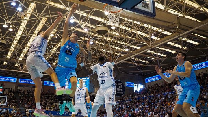 El jugador del Rio Breogán Nemanja Nenadic (2i) lucha por el balón con Viny Okouo (c), del Baloncesto Fuenlabrada / EFE
