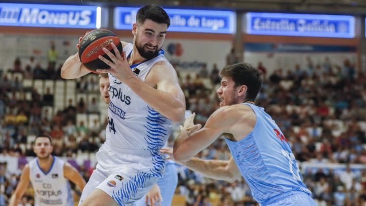 El jugador del Rio Breogán Víctor Arteaga (d) lucha por el balón con Dusan Ristic (i), del Baloncesto Fuenlabrada / EFE