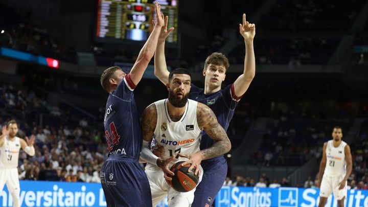 Vincent Poirier entre dos jugadores del Obradoiro / EUROPA PRESS