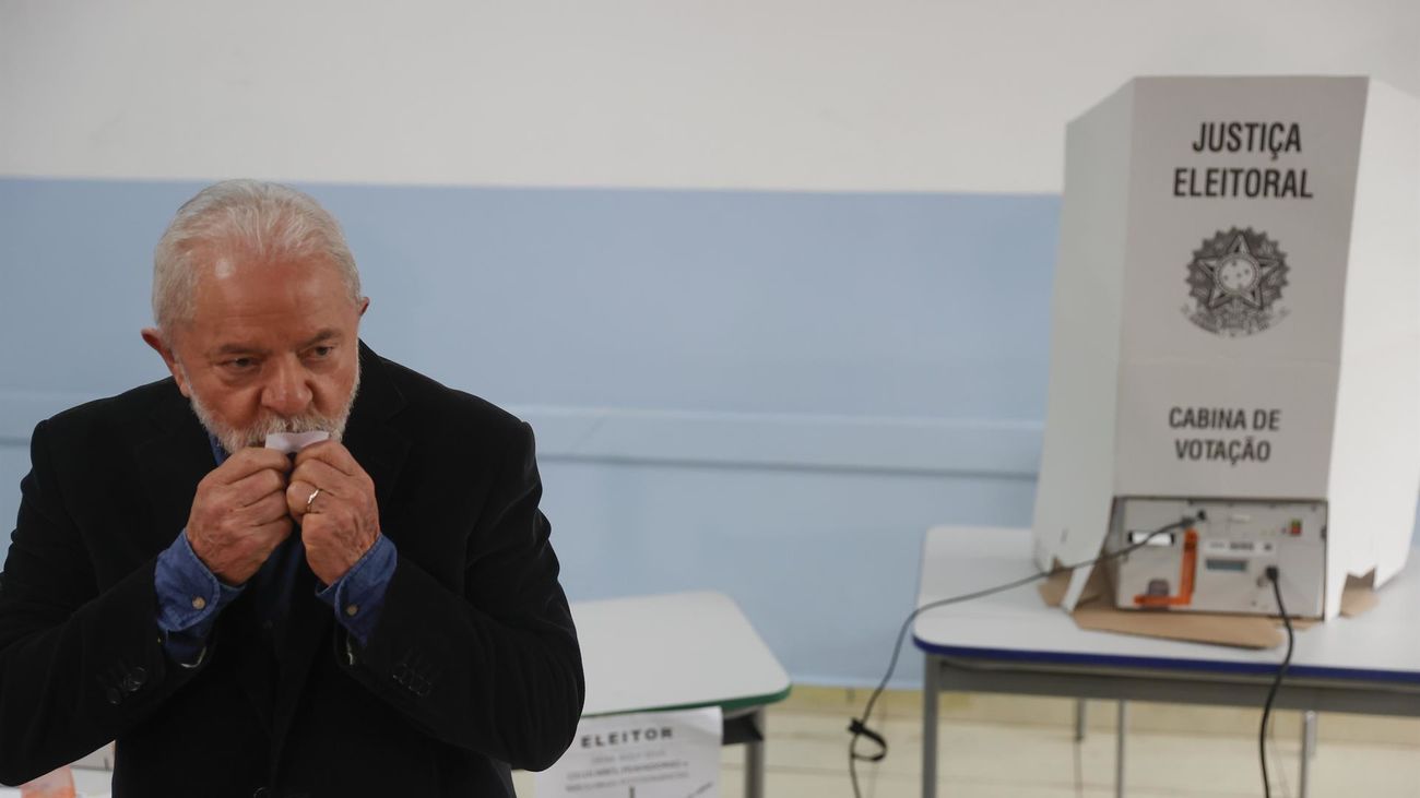 El candidato a la presidencia Lula Da Silva tras votar