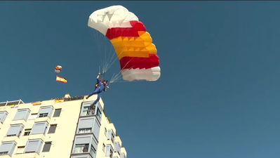Homenaje a la bandera, desfile y salto en paracaídas en las fiestas de Torrejón