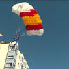 Homenaje a la bandera, desfile y salto en paracaídas en las fiestas de Torrejón