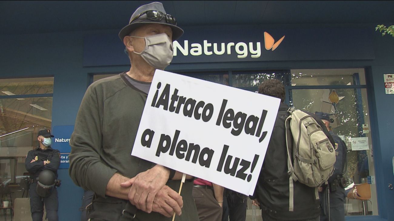 Protesta de los habitantes de Cañada Real ante la empresa suministradora Naturgy