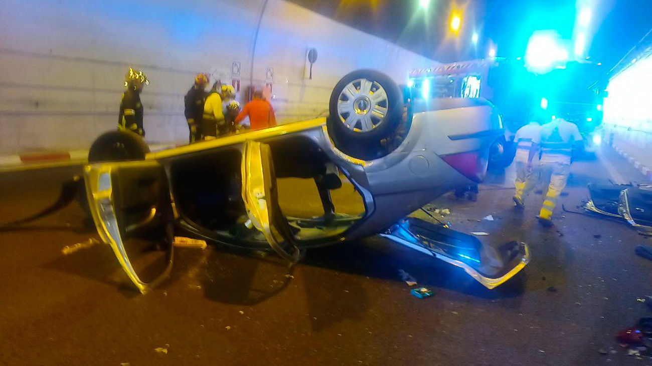 Dos ancianos vuelcan su coche y quedan atrapados en el túnel de Somosierra