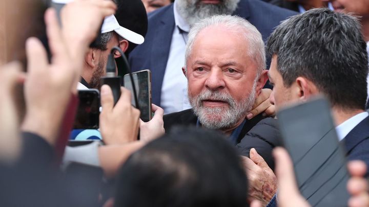 El exmandatario brasileño Luiz Inácio Lula da Silva (c) da declaraciones luego de votar en un puesto de votación hoy, en Sao Paulo / EFE