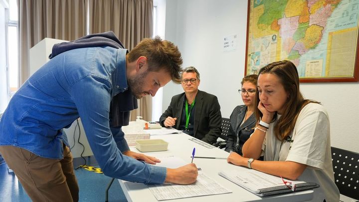 Un ciudadano brasileño ejerce su derecho al voto en el colegio mayor universitario Casa do Brasil, en Madrid, este domingo. Los 20.000 ciudadanos brasileños con derecho a voto en Madrid pueden ejercer el sufragio en las elecciones presidenciales, que celebran su primera vuelta. / EFE