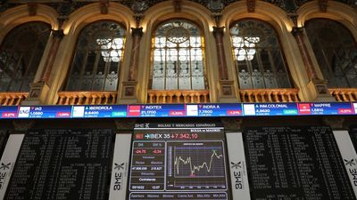 El Ibex 35 se 'da la vuelta' y cierra con un alza del 1,29% que le lleva a recuperar los 7.400 enteros