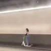 Tres personas circulan con en patinete eléctrico y sin casco por un túnel de la M-30