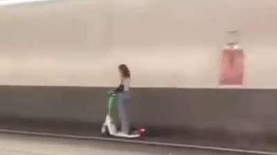 Tres personas circulan con en patinete eléctrico y sin casco por un túnel de la M-30