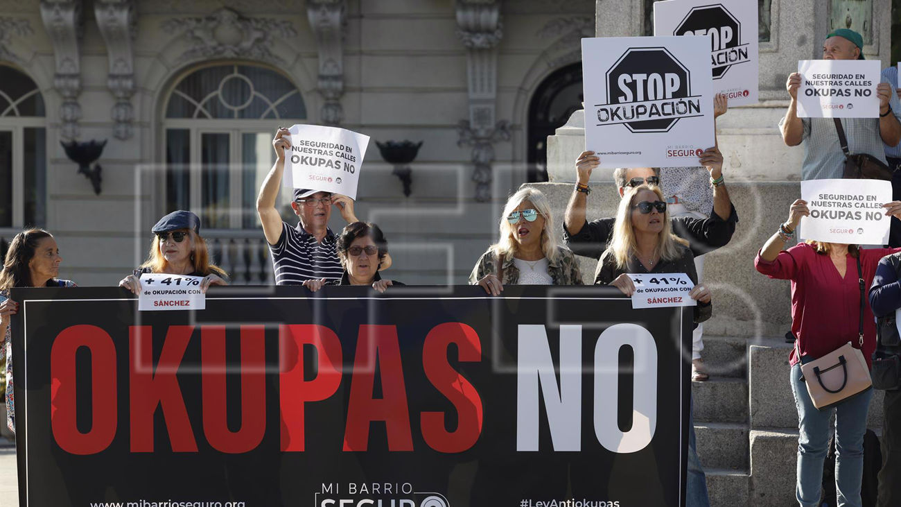 Manifestantes protestan ante el Congreso de los Diputados en Madrid en contra de la okupación y en apoyo a una ley antiokupa