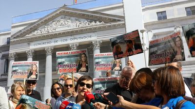 Las víctimas del Alvia se concentran frente al Congreso para exigir una investigación técnica e independiente