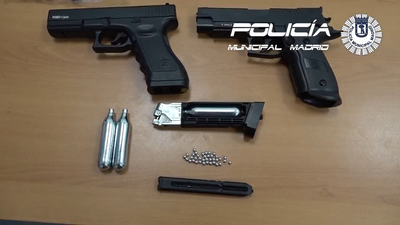 Intervienen dos pistolas a dos hombres que disparaban a latas en el Retiro