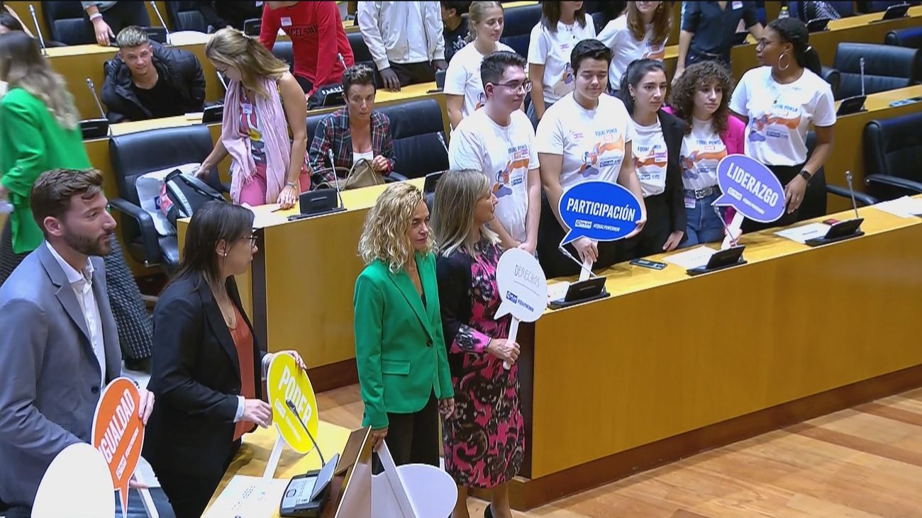 El 64% de las jóvenes en España ha perdido la confianza en los políticos