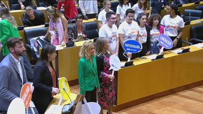 El 64% de las jóvenes en España ha perdido la confianza en los políticos