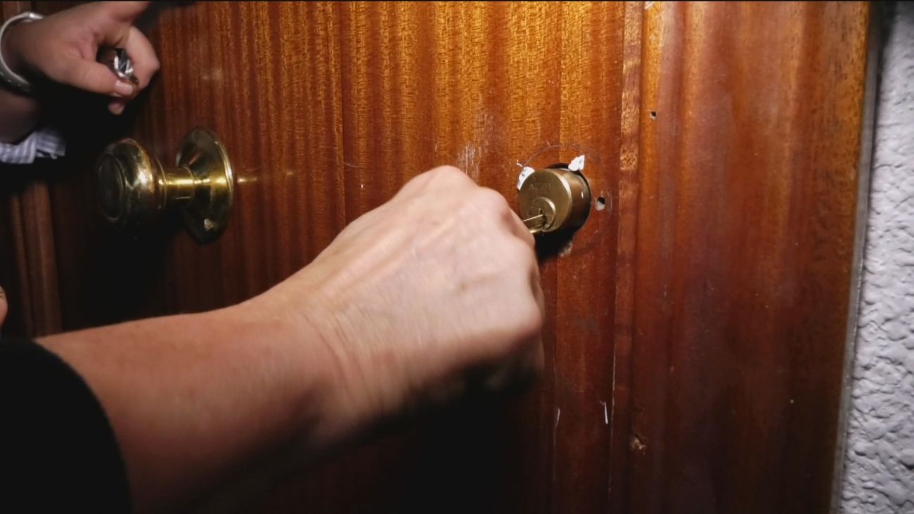 Tras 30 meses viviendo en un sofá, María Luisa, víctima de la inquiokupación, recupera su casa de Carabanchel