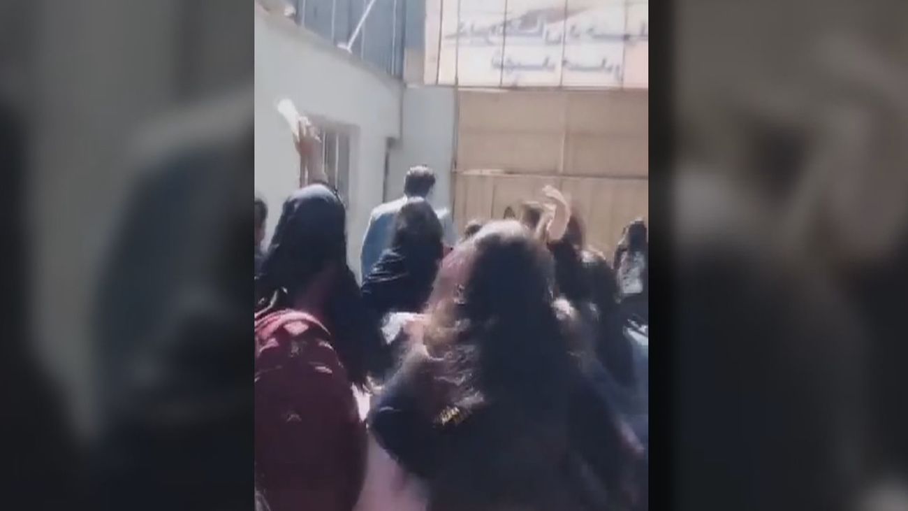 La rebelión de las niñas de un colegio contra su profesor que ya es un símbolo de las protestas en Irán